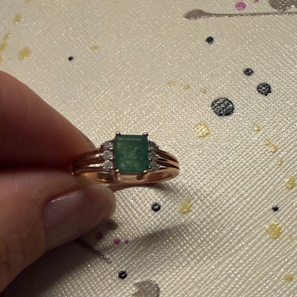 Elegant 10k rose gold emerald and diamond ring - Picture 10 of 10